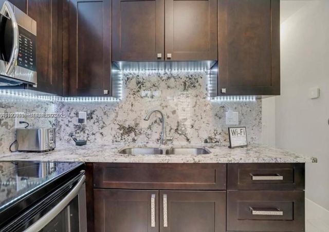 1526 NE 110th St B, Miami, FL 33161