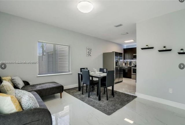 1526 NE 110th St B, Miami, FL 33161