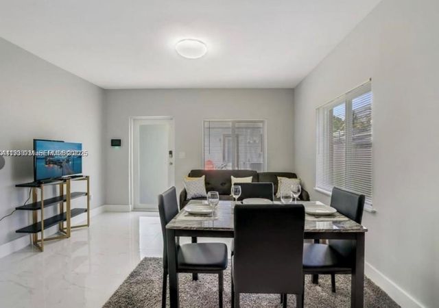 1526 NE 110th St B, Miami, FL 33161