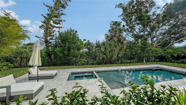 656 TROPICAL CIRCLE, Sarasota, FL 34242