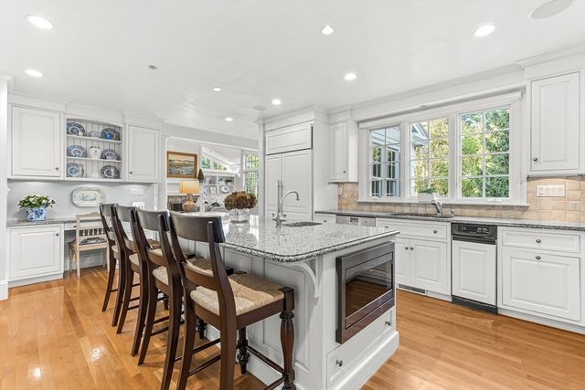 33 Hundreds Cir, Wellesley, MA 02481