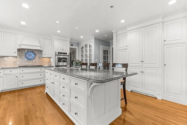 33 Hundreds Cir, Wellesley, MA 02481
