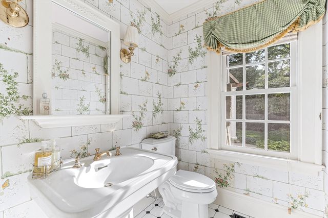 33 Hundreds Cir, Wellesley, MA 02481