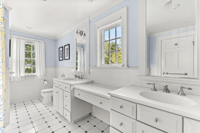 33 Hundreds Cir, Wellesley, MA 02481