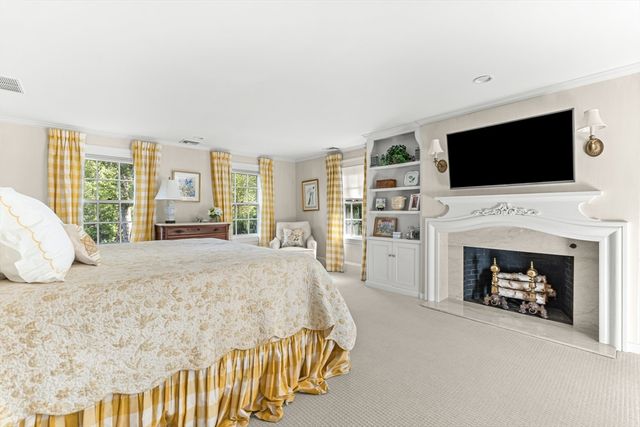 33 Hundreds Cir, Wellesley, MA 02481