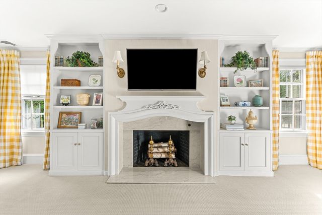 33 Hundreds Cir, Wellesley, MA 02481