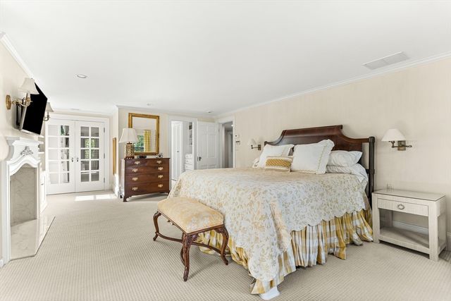 33 Hundreds Cir, Wellesley, MA 02481