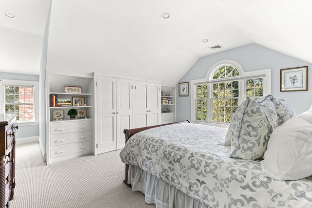 33 Hundreds Cir, Wellesley, MA 02481