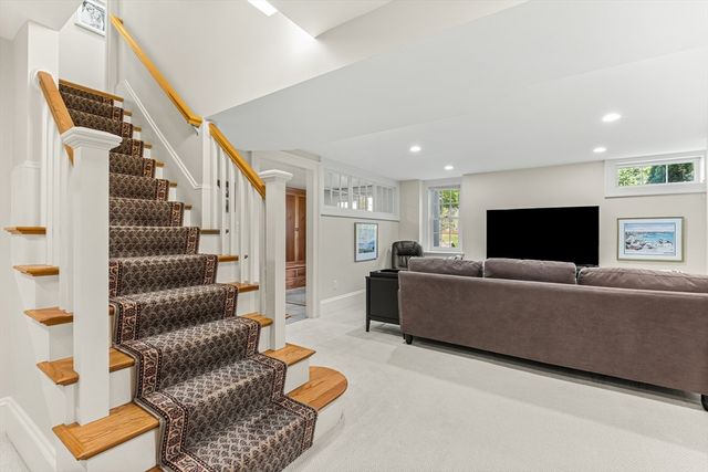 33 Hundreds Cir, Wellesley, MA 02481