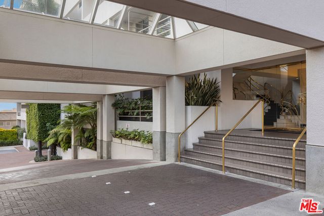 1131 Alta Loma Road 412, West Hollywood, CA 90069