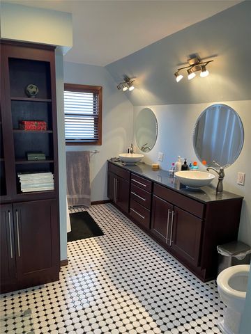 1324 Main Street, Grinnell, IA 50112