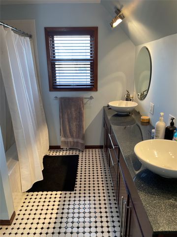 1324 Main Street, Grinnell, IA 50112