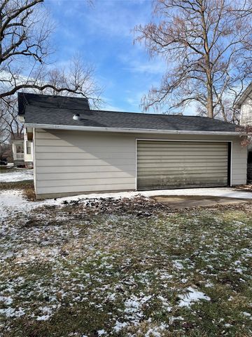 1324 Main Street, Grinnell, IA 50112