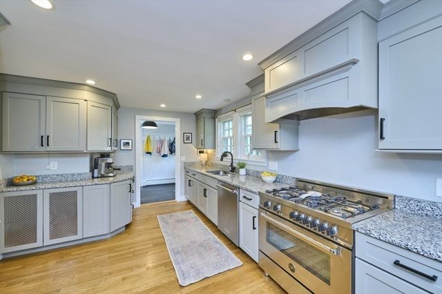 75 W Central St, Natick, MA 01760