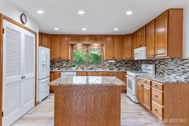 4 Deer Path, Monroe, NJ 08831