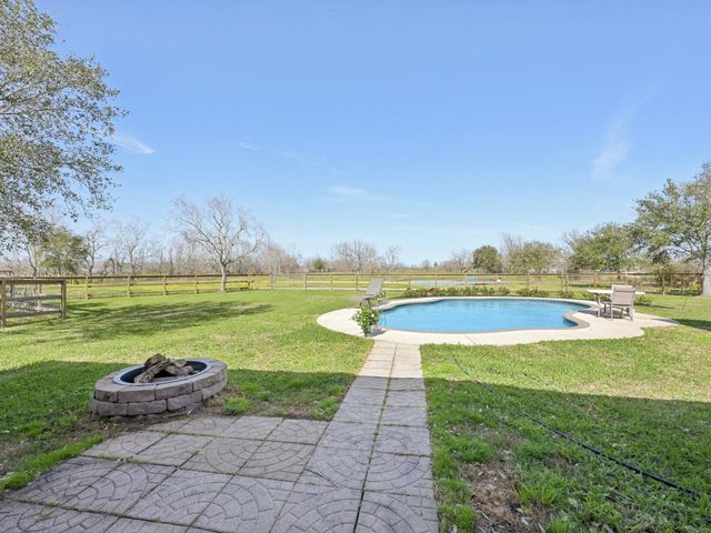 10007 County Road 168, Alvin, TX 77511