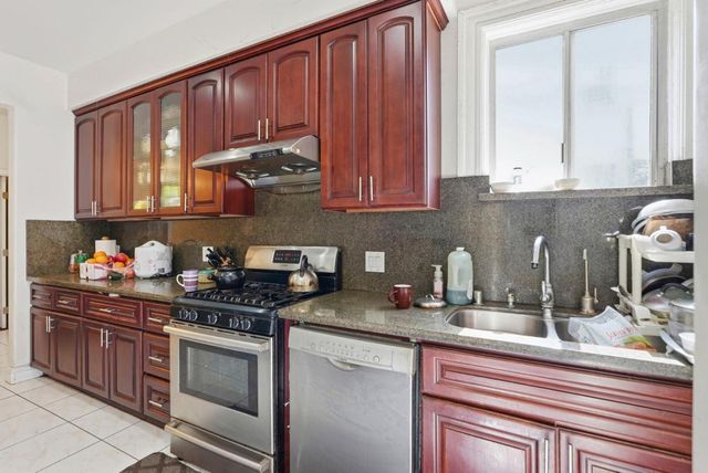881 W Macarthur Boulevard, Emeryville, CA 94608