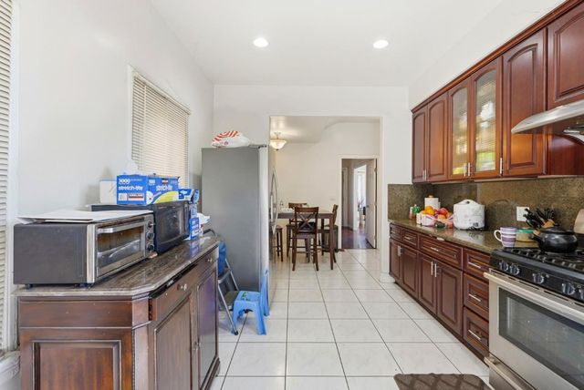 881 W Macarthur Boulevard, Emeryville, CA 94608