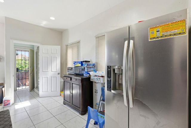 881 W Macarthur Boulevard, Emeryville, CA 94608