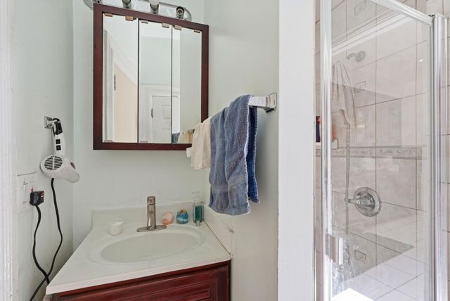 881 W Macarthur Boulevard, Emeryville, CA 94608