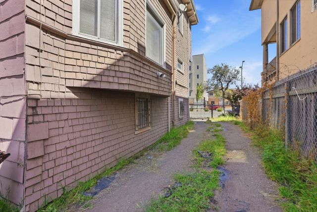 881 W Macarthur Boulevard, Emeryville, CA 94608