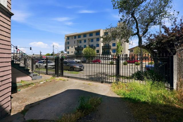 881 W Macarthur Boulevard, Emeryville, CA 94608