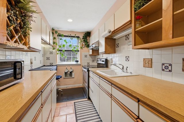 8 Colonial Village Drive 3, Arlington, MA 02474