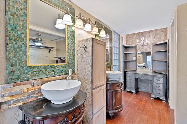 26 Oakbrook Drive, Lewisville, TX 75057