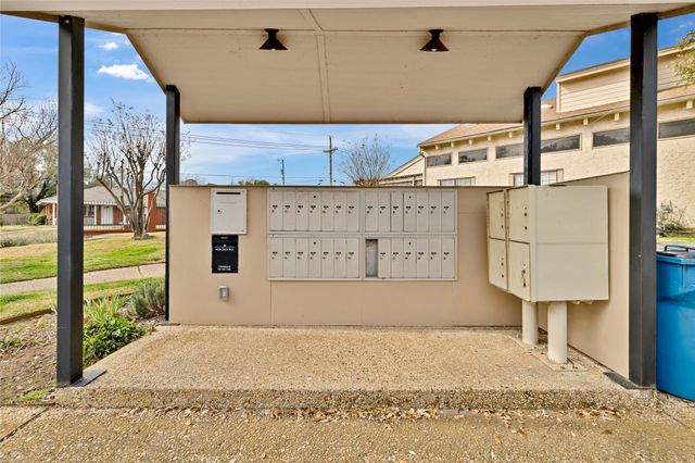 26 Oakbrook Drive, Lewisville, TX 75057