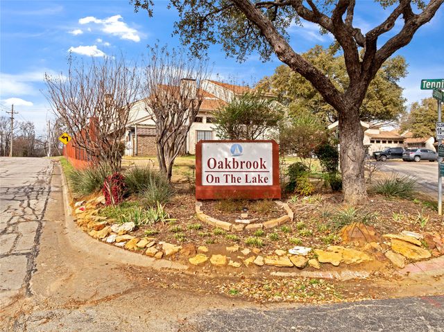 26 Oakbrook Drive, Lewisville, TX 75057