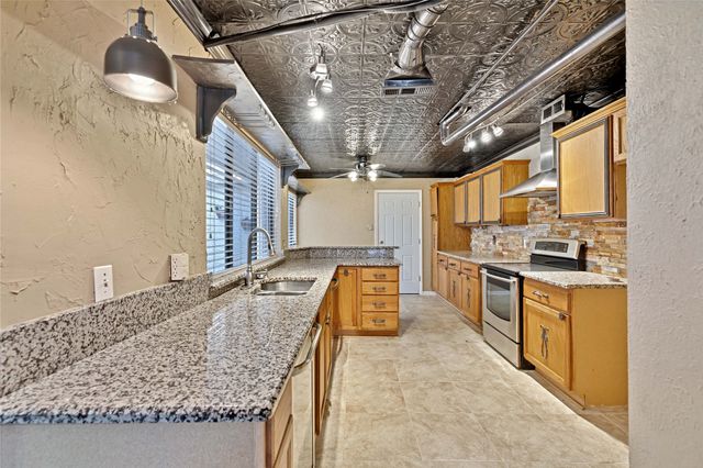 26 Oakbrook Drive, Lewisville, TX 75057