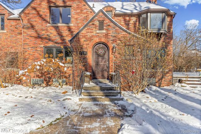 75 Hillsdale Road, Bloomfield Hills, MI 48302