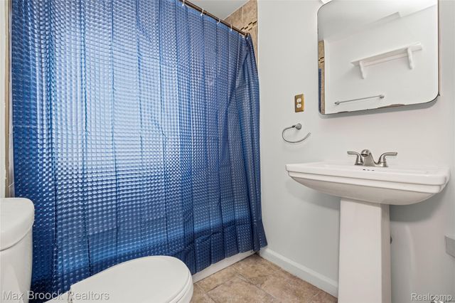 75 Hillsdale Road, Bloomfield Hills, MI 48302