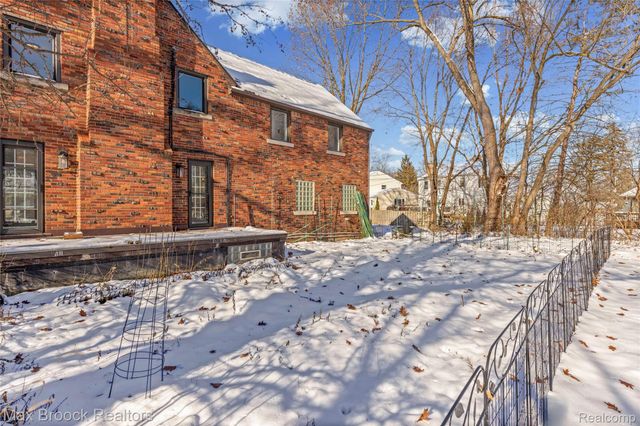 75 Hillsdale Road, Bloomfield Hills, MI 48302