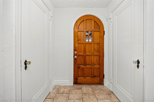 75 Hillsdale Road, Bloomfield Hills, MI 48302