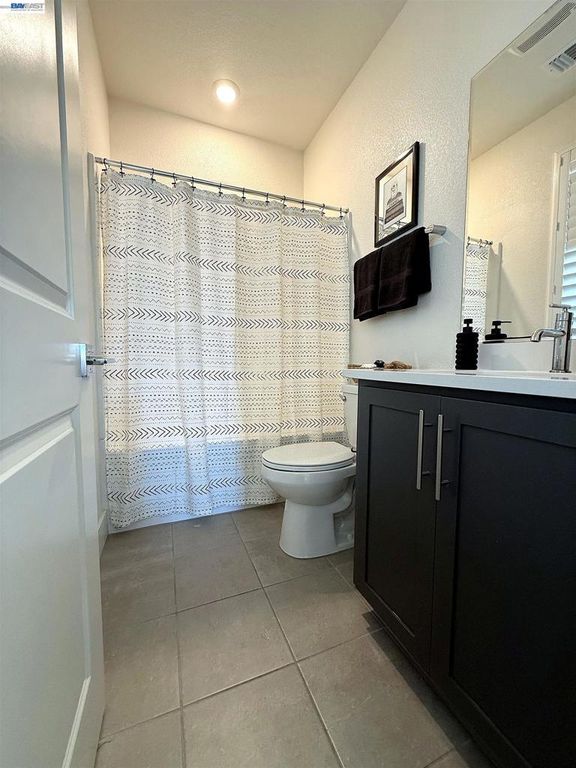 Image 7 of property listing at 18005 reunion ct, Lathrop, CA 95330
