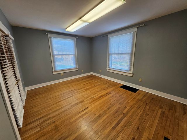 7 E Broadway, Monett, MO 65708