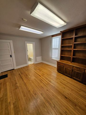 7 E Broadway, Monett, MO 65708