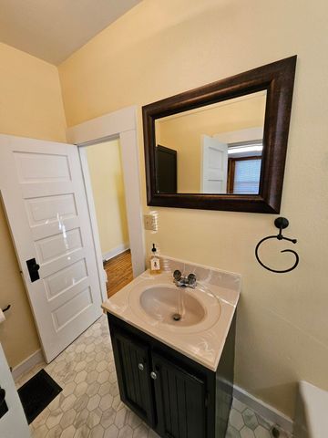 7 E Broadway, Monett, MO 65708