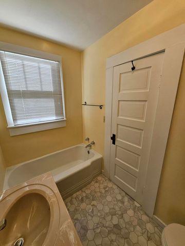 7 E Broadway, Monett, MO 65708