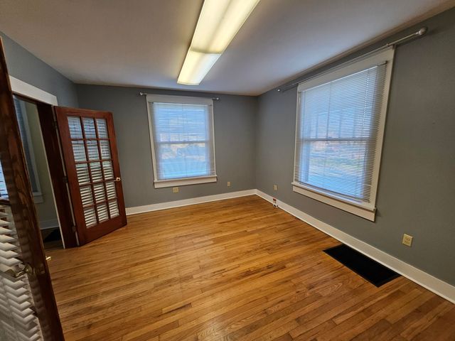 7 E Broadway, Monett, MO 65708