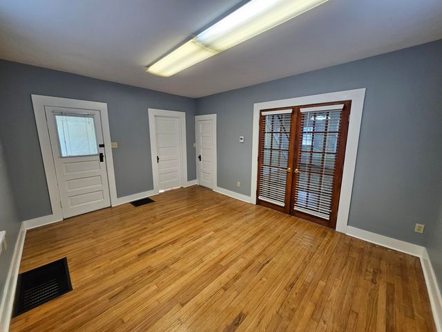 7 E Broadway, Monett, MO 65708