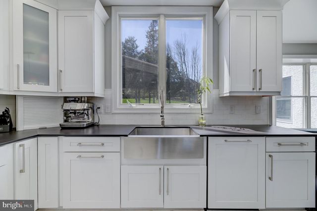 206 VAN ZANDT RD, Skillman, NJ 08558
