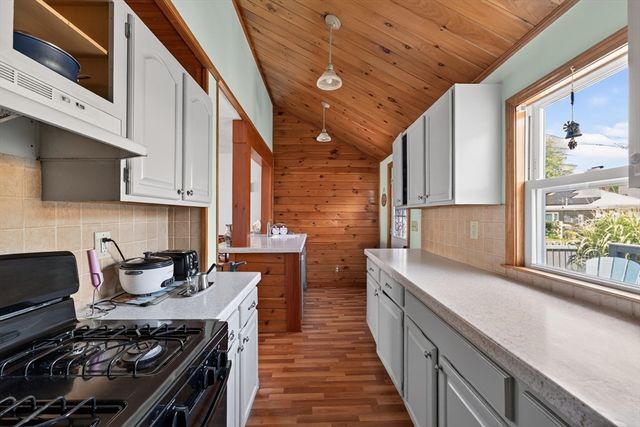 24 Ripley St, Somerset, MA 02725