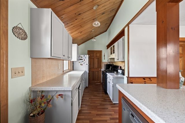 24 Ripley St, Somerset, MA 02725