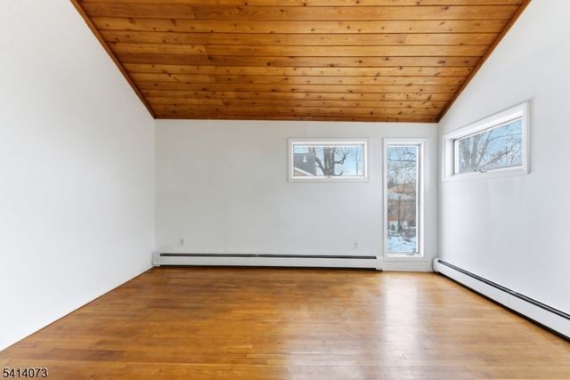 2455 3Rd St, Fort Lee Boro, NJ 07024