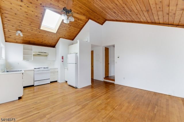 2455 3Rd St, Fort Lee Boro, NJ 07024