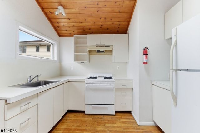 2455 3Rd St, Fort Lee Boro, NJ 07024