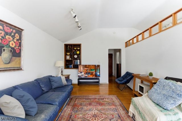 2455 3Rd St, Fort Lee Boro, NJ 07024