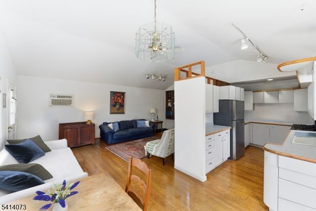 2455 3Rd St, Fort Lee Boro, NJ 07024